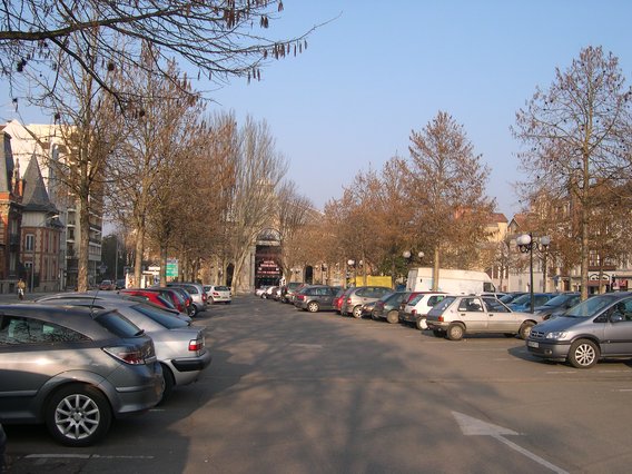  parking devant le Théâtre de Champagne